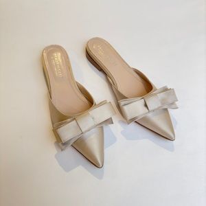 NEW 8.5 size BEAUTIISOLES BY ROBYN SHREIBER Ella mules in beige silk satin